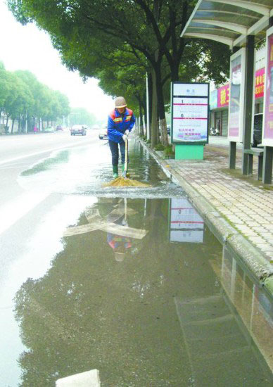 公交车站旁积水